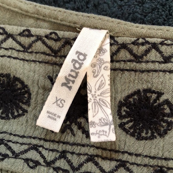 Mudd bohemian embroidered elastic hems short sleeved crinkly lightweight top - Picture 6 of 11